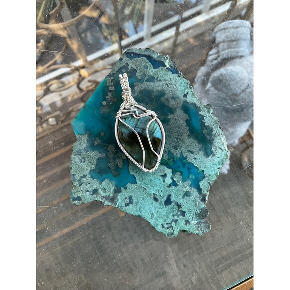 Handcrafted Labradorite Pendant - Picture 5 of 10